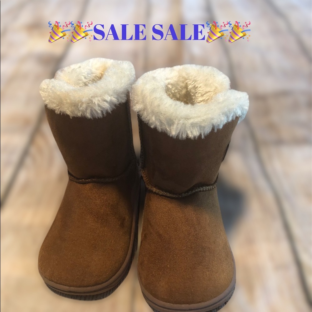 3/$20 Girl's fleece lined boots. Size 4💐